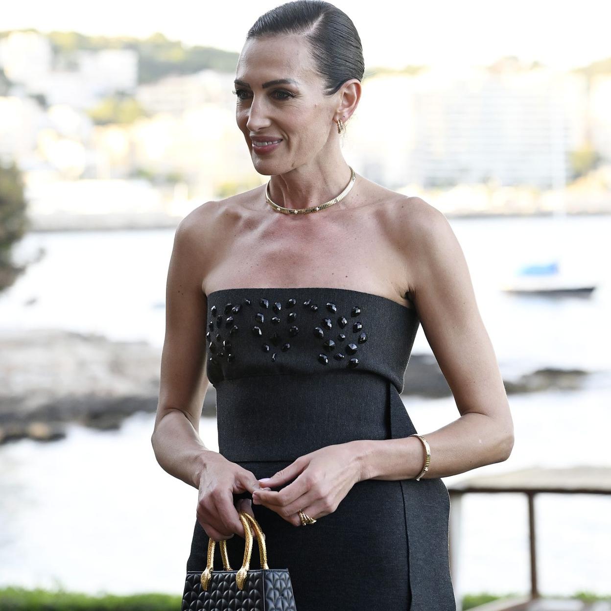 Nieves Álvarez con un bolso de asa rígida.