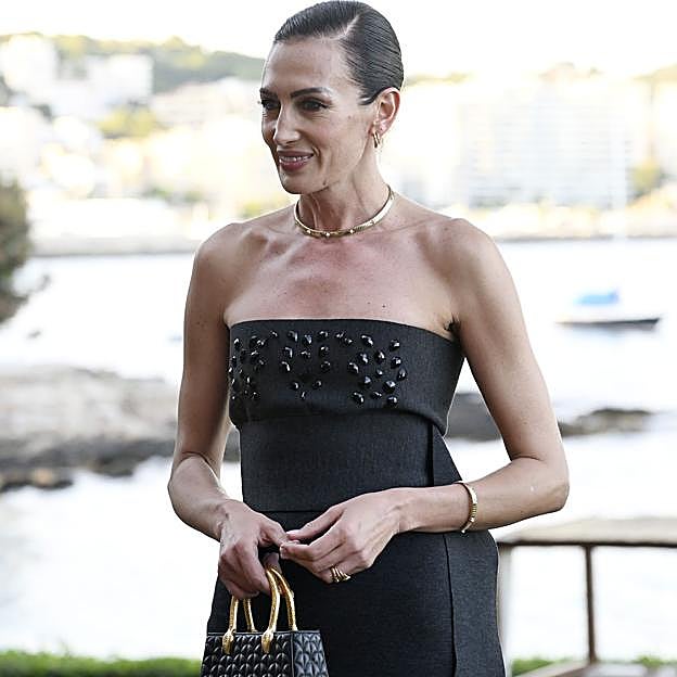 Este verano necesitas un bolso con asa de bambú, el modelo favorito de las mujeres más elegantes