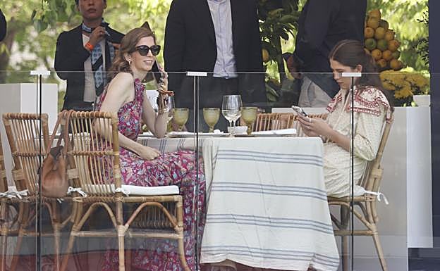 Margarita Vargas y Eugenia de Borbón en la hípica