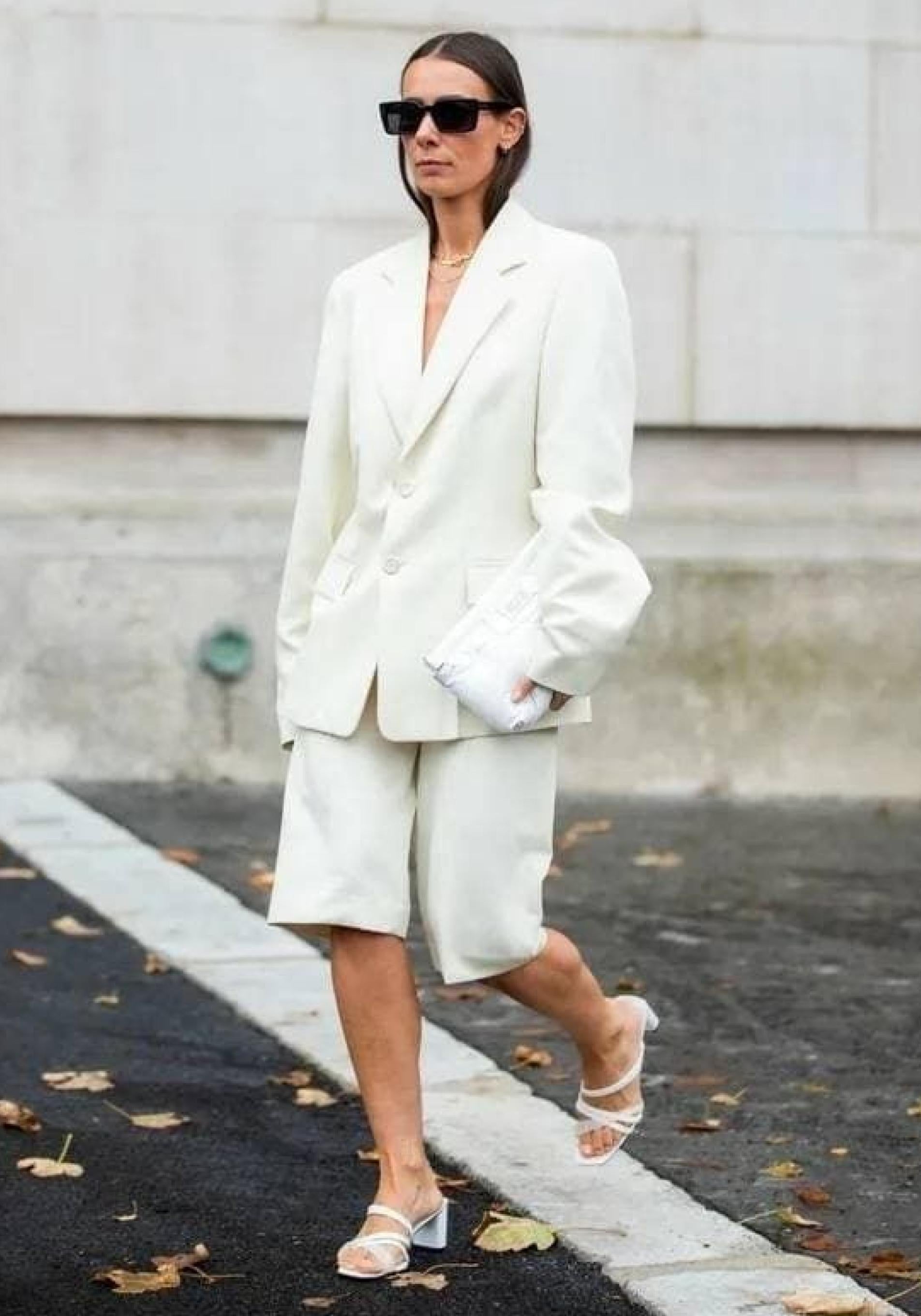 Influencer con traje con bermudas