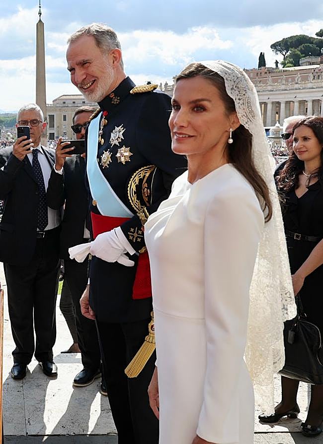 Imagen - La reina Letizia usó mantilla y pendientes de perlas y diamantes. / LIMITED PICTURES