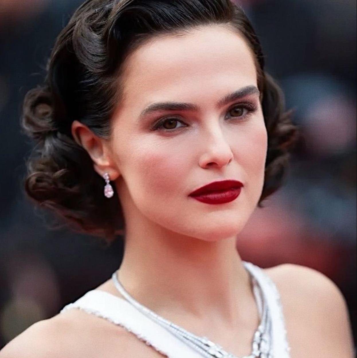 Zoey Deutch en Cannes con labial icónico