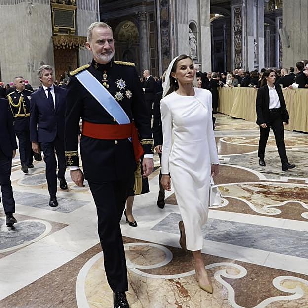 Los reyes Felipe y Letizia, en el interior de la basílica de San Pedro en el Vaticano. 