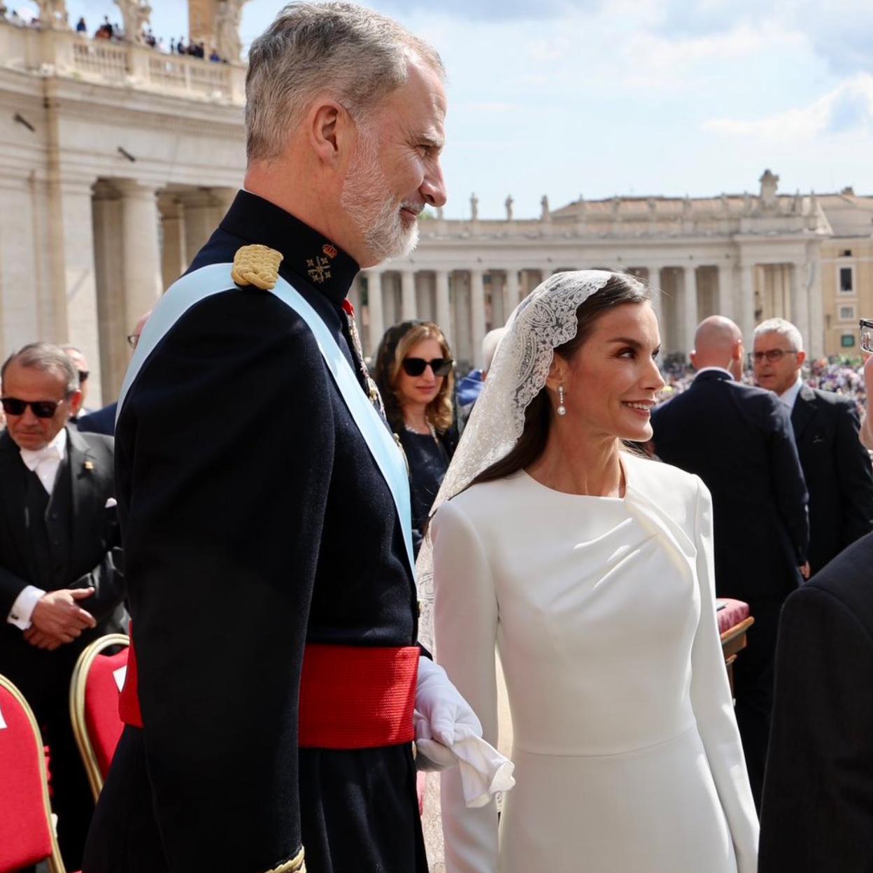 La reina Letizia eligió un vestido blanco de Redondo Brand para asistir a la misa de inauguración del pontificado del papa León XIV.