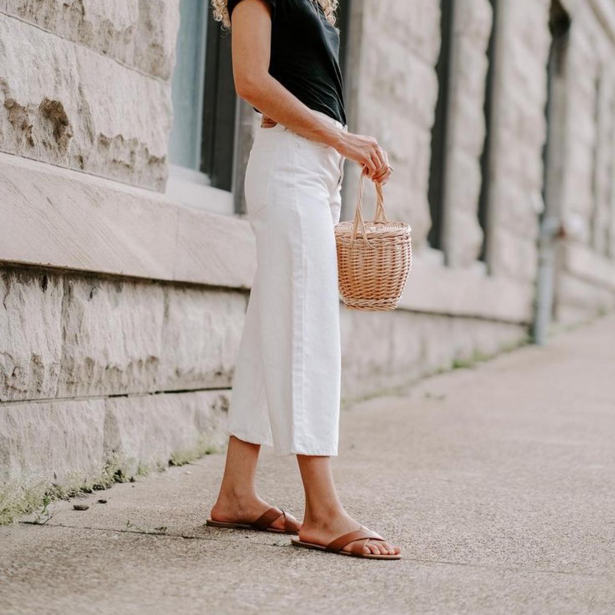 Influencer con sandalias con pala