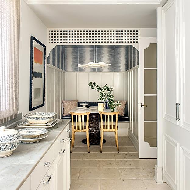 Vista del office, con suelo de piedra envejecida, y panelado a media altura.