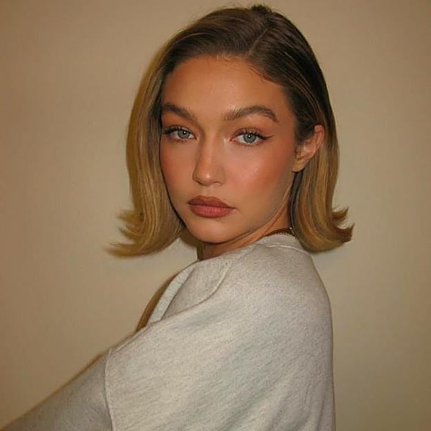 Modelo con corte de pelo corto flicked bob