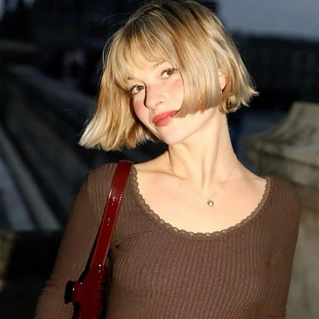 Influencer con corte de pelo corto tendencia bob francés