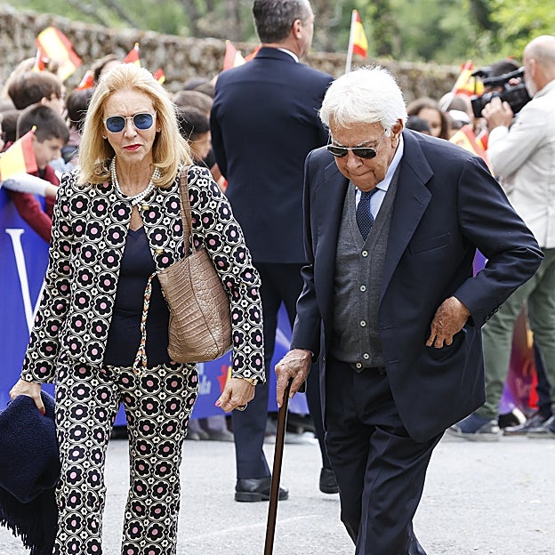 Felipe González y su esposa, Mar García Vaquero, en la localidad de Yuste. 