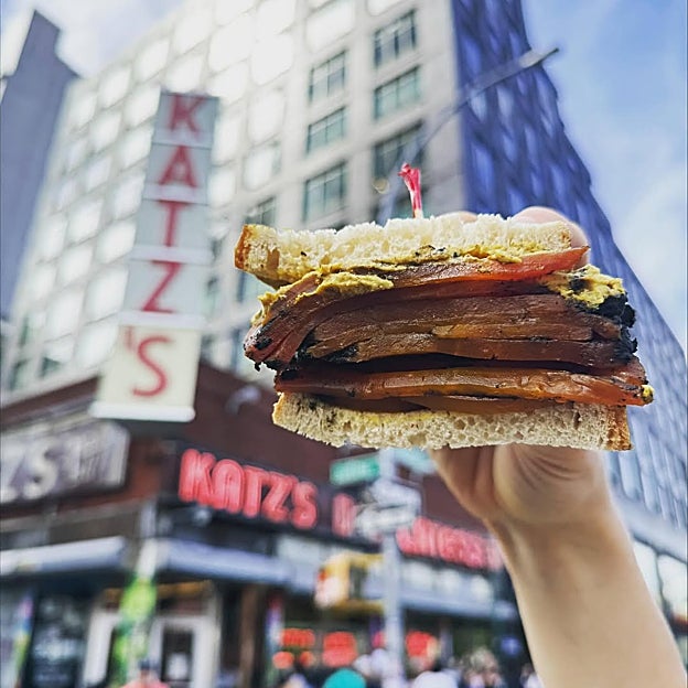 El famoso bocadillo de pastrami de Katz's Deli. 