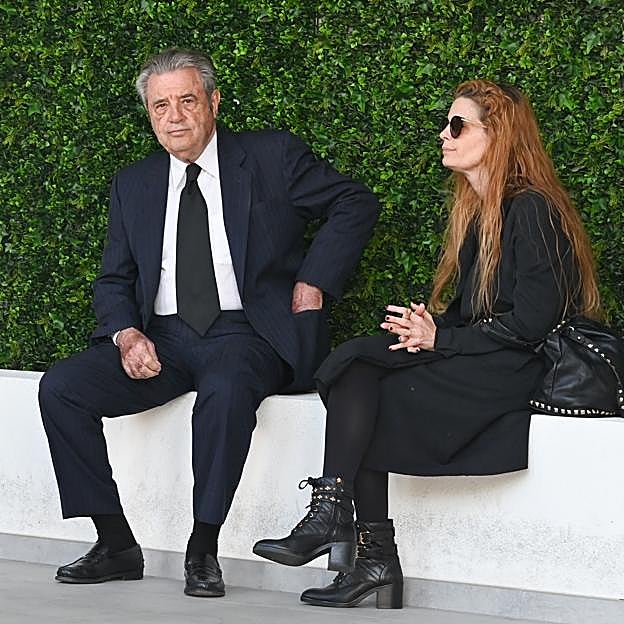 Francisco de Paula de Borbón Escasany junto a su hija Olivia durante el funeral de Alfonso de Borbón. 