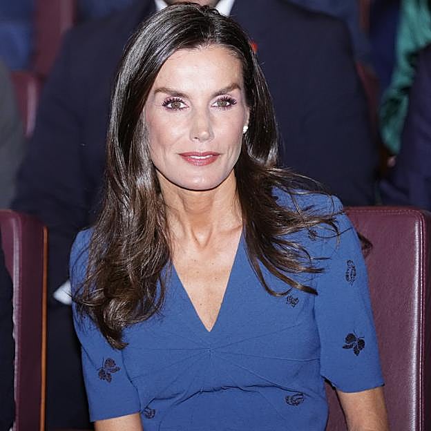 La reina Letizia rescata su vestido de Bottega Veneta favorito para la primavera: en un color azul que le favorece a los ojos