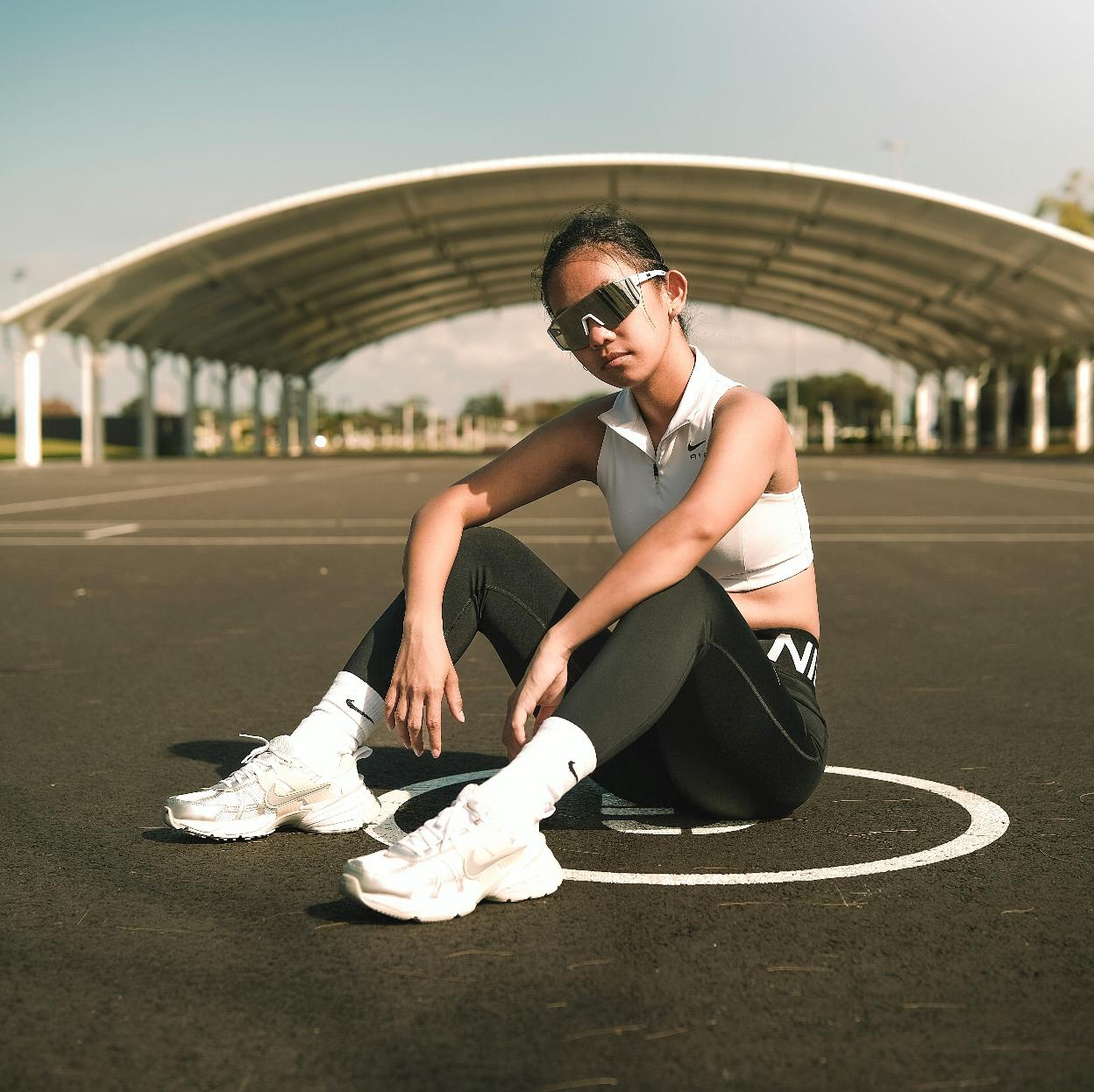 Mujer haciendo ejercicio al aire libre. 