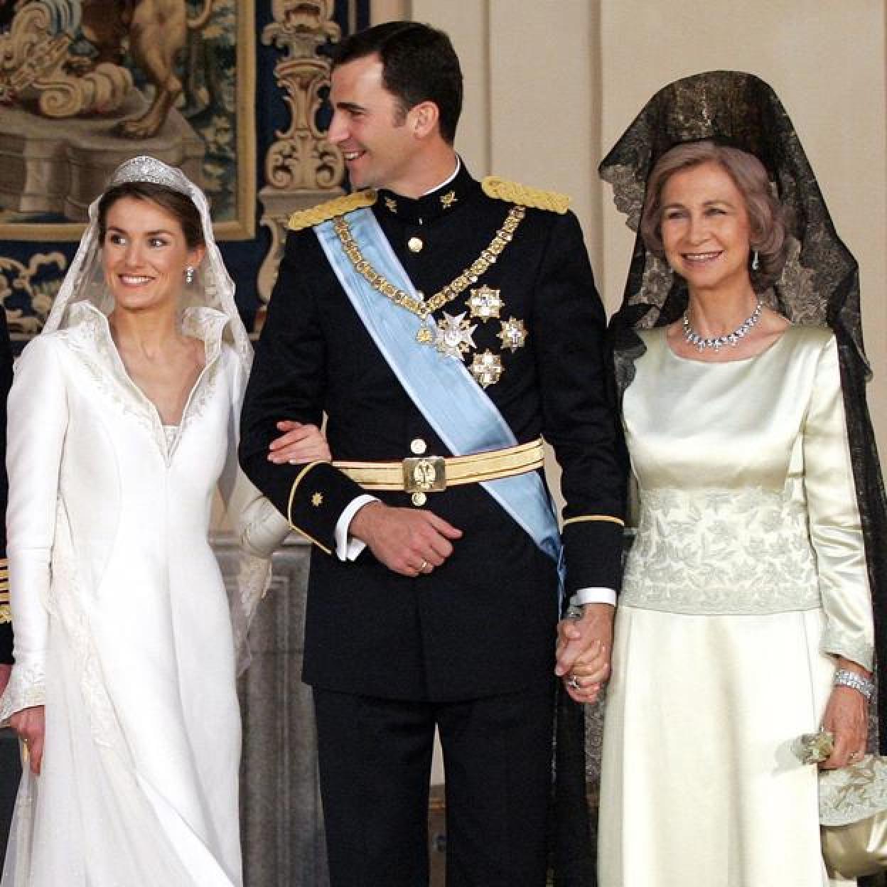 Los reyes Letizia y Felipe, junto a doña ZSofía, madrina de su boda. 