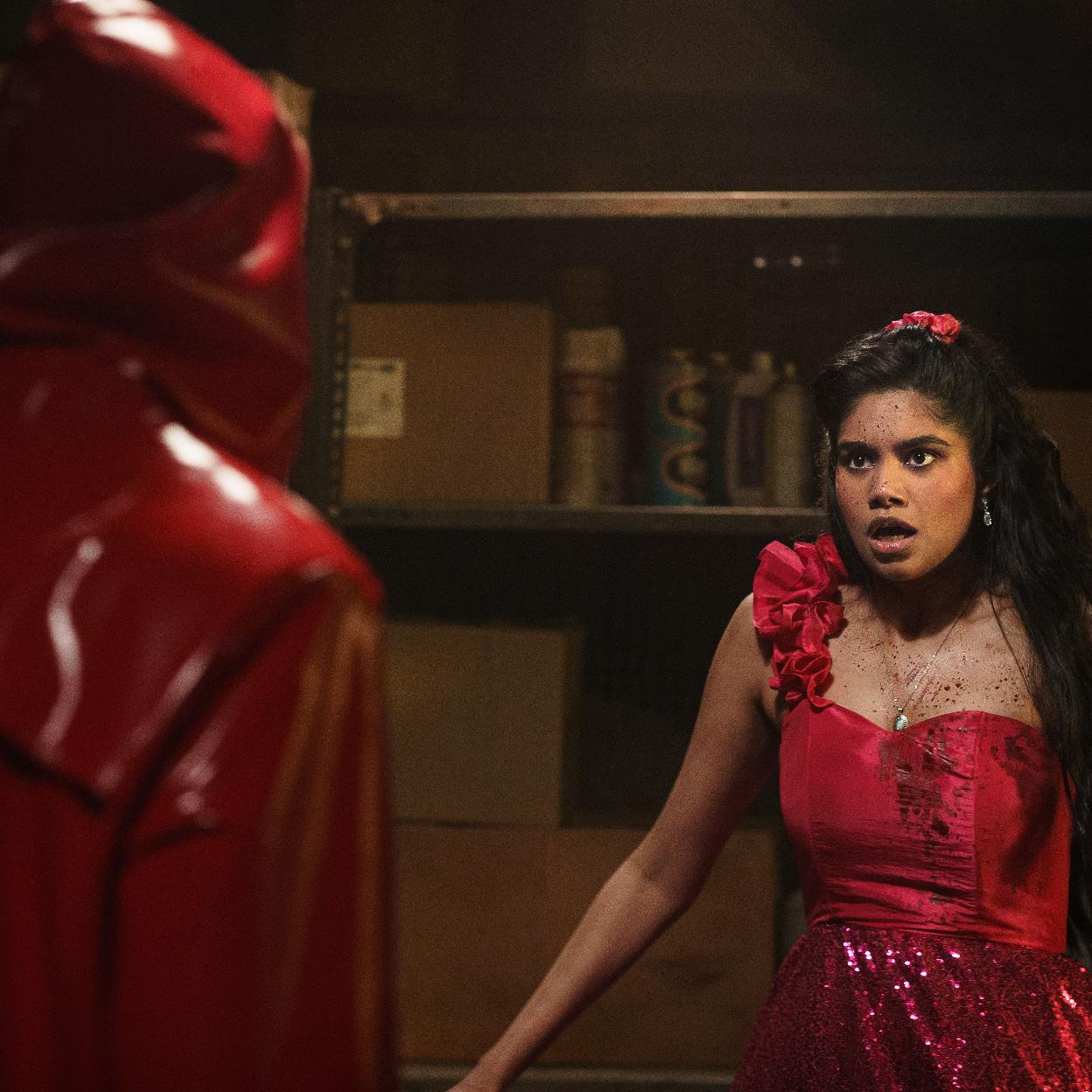 Debbie (Rebecca Ablack) frente al asesino que está acabando con todas las candidatas a reina del baile.