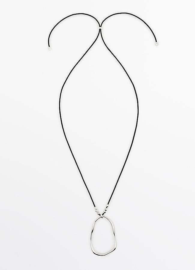 Imagen - Collar con cuerda y pieza asimétrica de Massimo Dutti (49,95 euros).