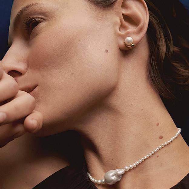 Collar de perlas de PDPaola (250 euros).