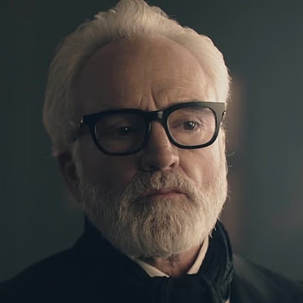 Lawrence (Bradley Whitford) acaba sacrificándose junto a los demás comandantes en el avión.