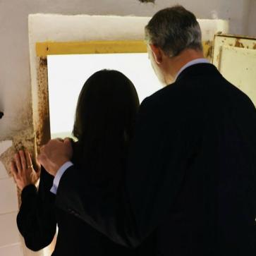 Imagen secundaria 1 - La visita de los reyes Felipe y Letizia al campo de exterminio de Mauthausen, donde contemplaron impactados uno de los hornos crematorios. Y el gesto de afecto de la reina, durante una visita a Valencia tras la tragedia de la Dana. 