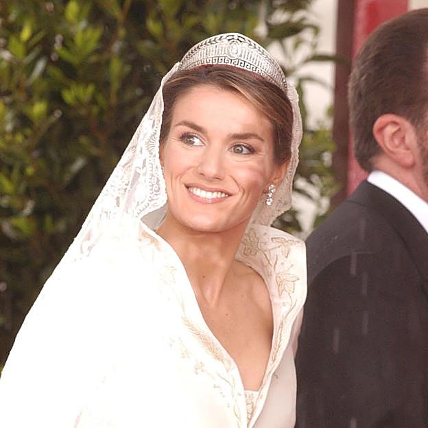 Doña Letizia lució la tiara prusiana el día de su boda. 