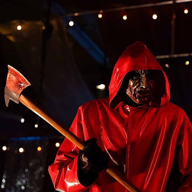 El misterioso y sanguinario asesino que lleva a cabo una matanza en el baile de graduación.