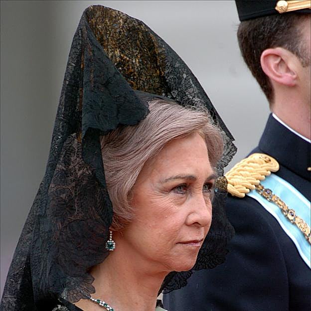 La reina Sofía llevó mantilla negra como madrina del rey Felipe VI. 
