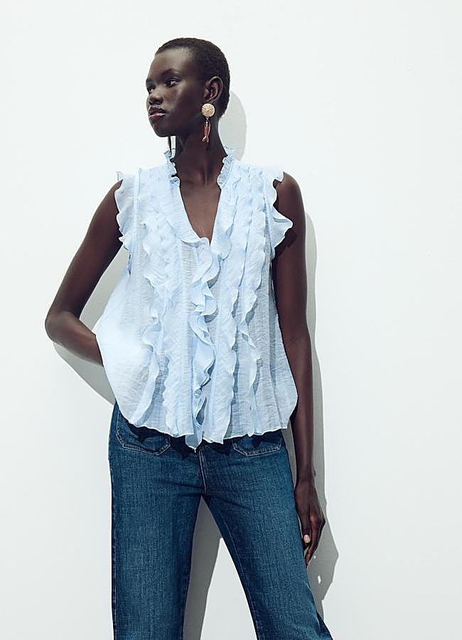 Imagen - Blusa romántica con volantes azul bebé