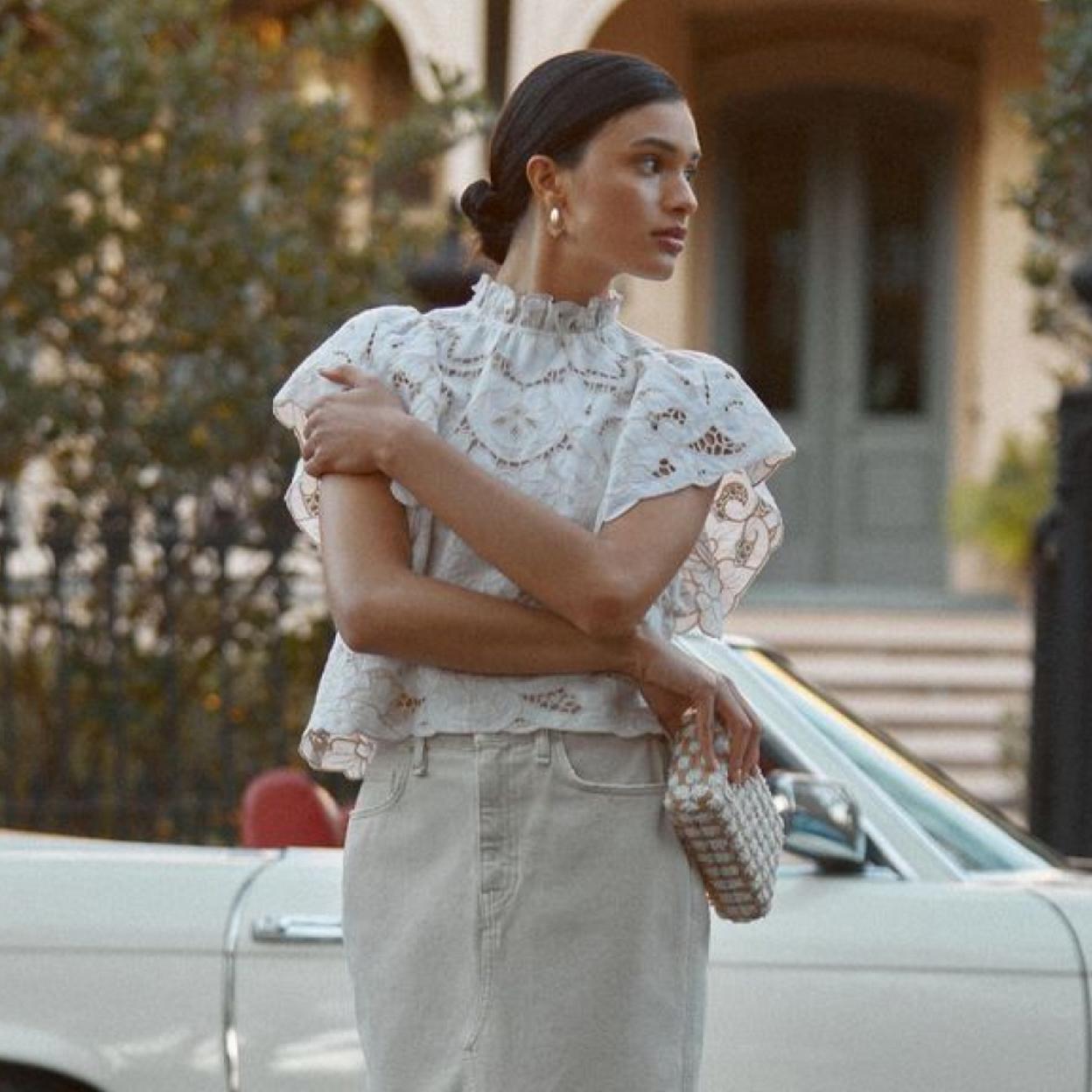 Influencer con blusa romántica