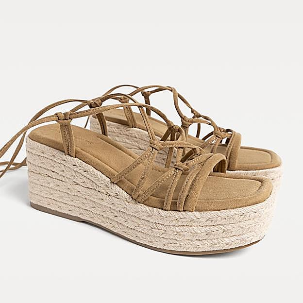 Imagen principal - Cuñas yute atadas (29,99€)/ Bolso de hombro efecto ante (25,99€)/ Vestido midi fluido (29,99€)