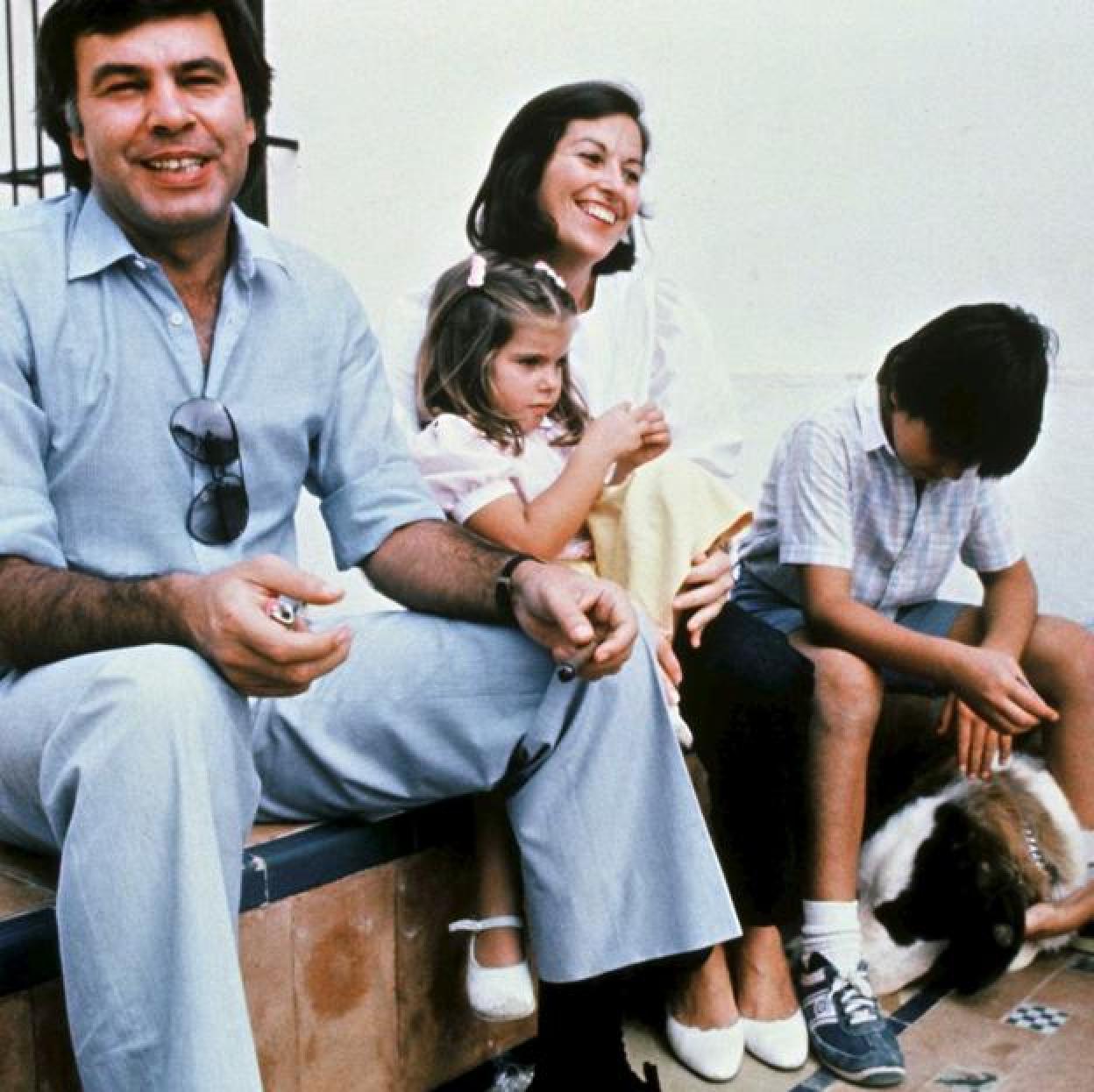 Felipe González y Carmen Romero, con sus tres hijos en su infancia. 