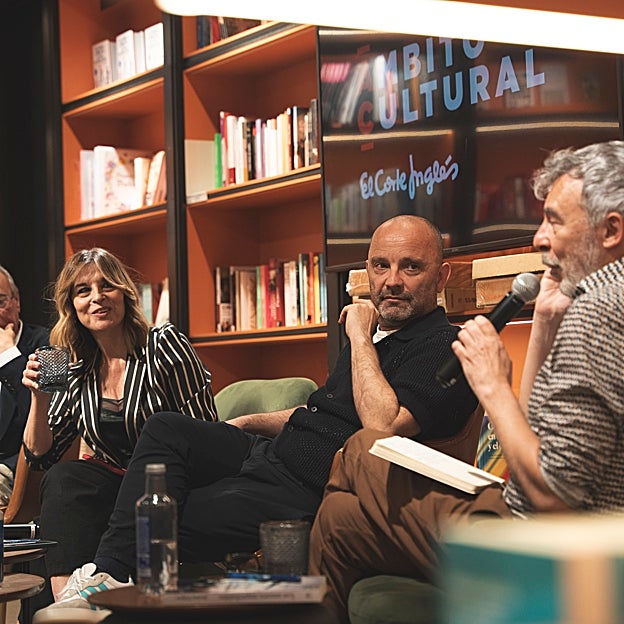 Juanra López con Luz Sánchez-Mellado y Paco Tomás en la presentación de libro en Madrid. 