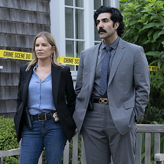 Kim Dickens y Bobby Naderi, los detectives encargados del caso. 