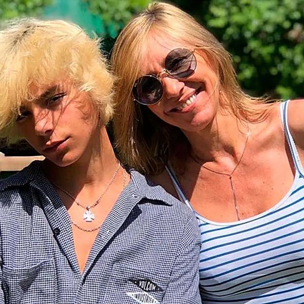 Mitch y su madre, la periodista Marta Robles. 