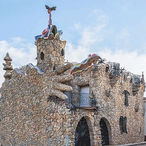 El pueblo de Guadalajara que parece de Gaudí y los turistas no conocen: edificios modernistas y la primera huella de dinosaurio