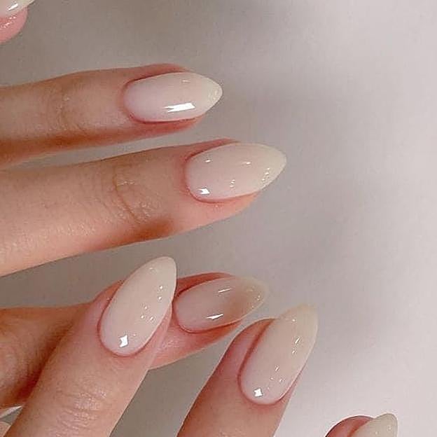 Manicura blanco lechoso
