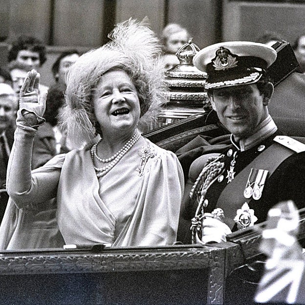 La reina madre y el príncipe Carlos en una imagen de 1980. 