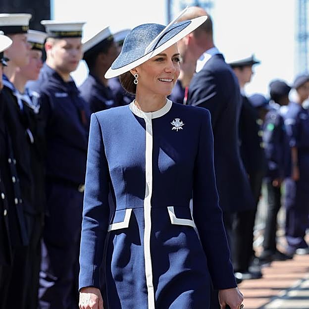 El espectacular look de Kate Middleton con un vestido azul marino de inspiración náutica y pendientes de Lady Di
