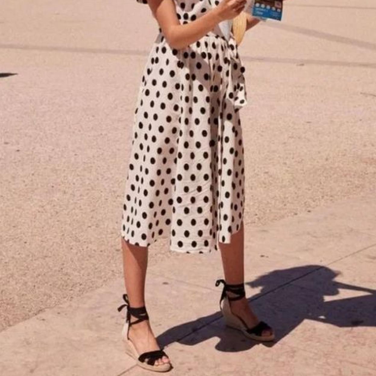 Influencer con sandalias tipo alpargatas