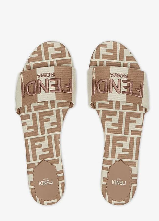 Imagen - Fendi Signature Beige fabric slides, 680 euros.