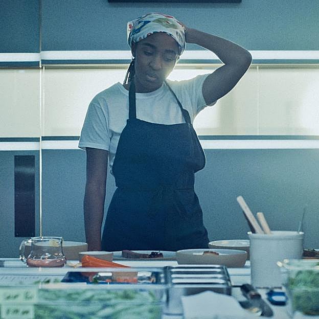 Ayo Edebiri Como Sydney Adamu en una imagen de la tercera temporada de The Bear. 