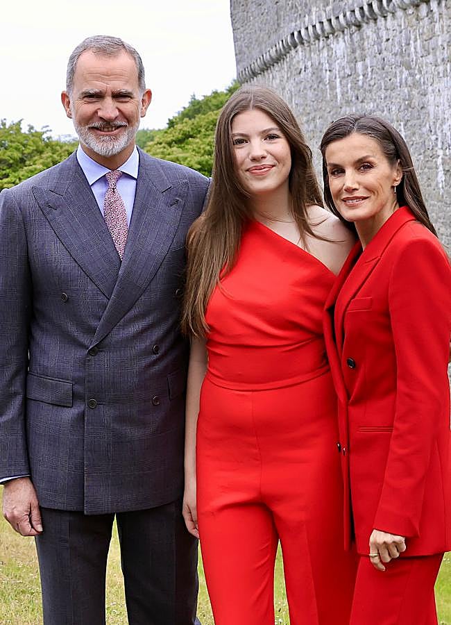Imagen - El rey Felipe, la infanta Sofía y la reina Letizia./CASA REAL.