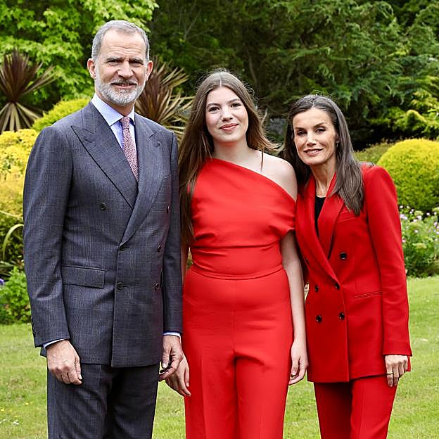 El rey Felipe, la infanta Sofía y la reina Letizia en Gales.
