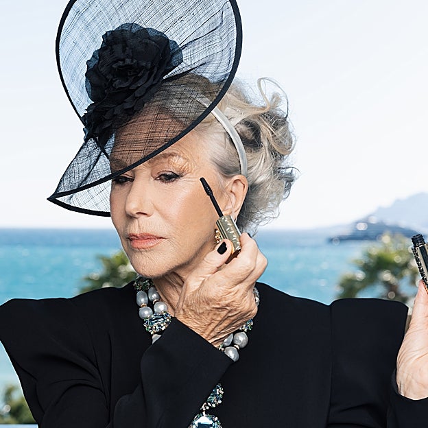 Helen Mirren aplicándose máscara de pestañas.