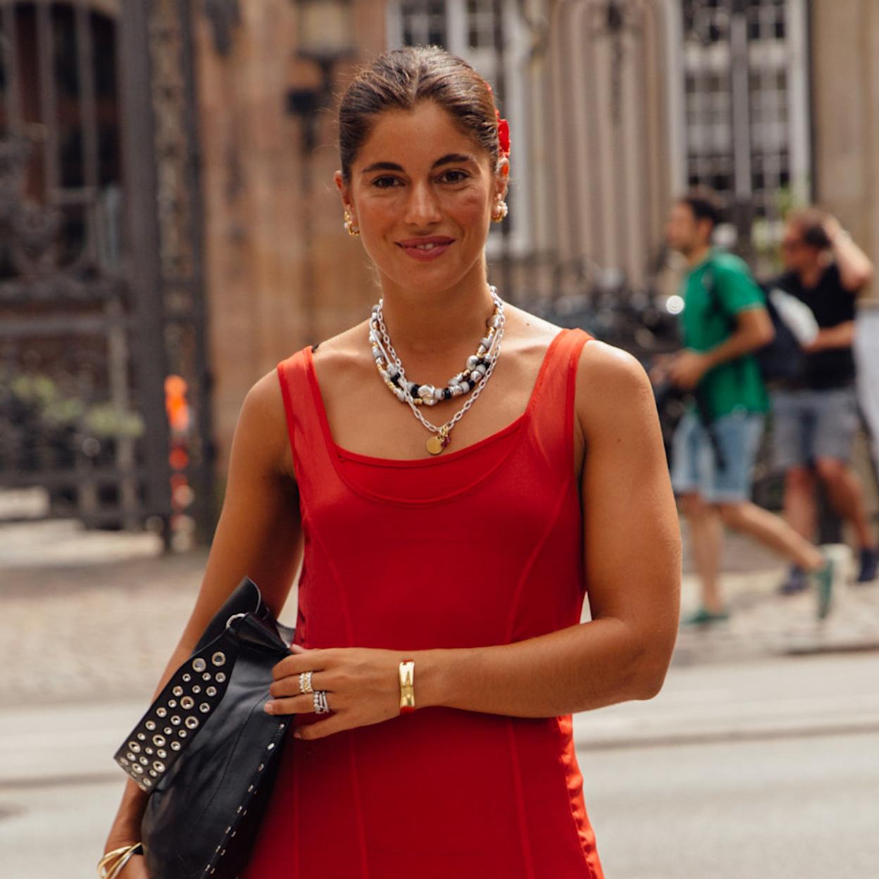 Mujer bronceada con vestido veraniego.