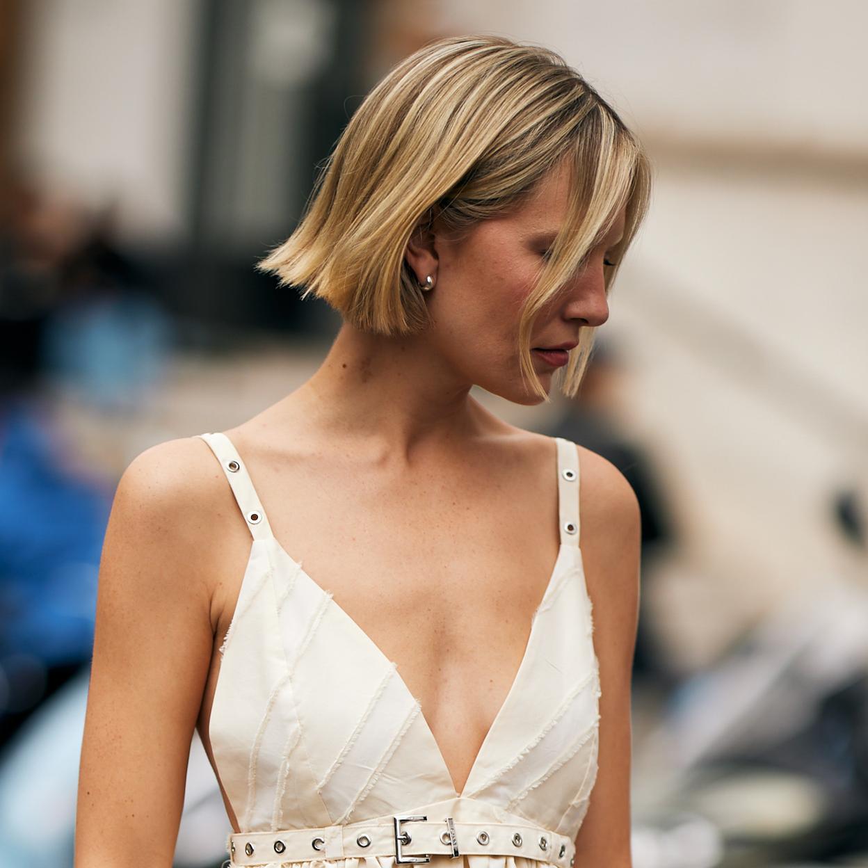 Una influencer con un corte de pelo bob.