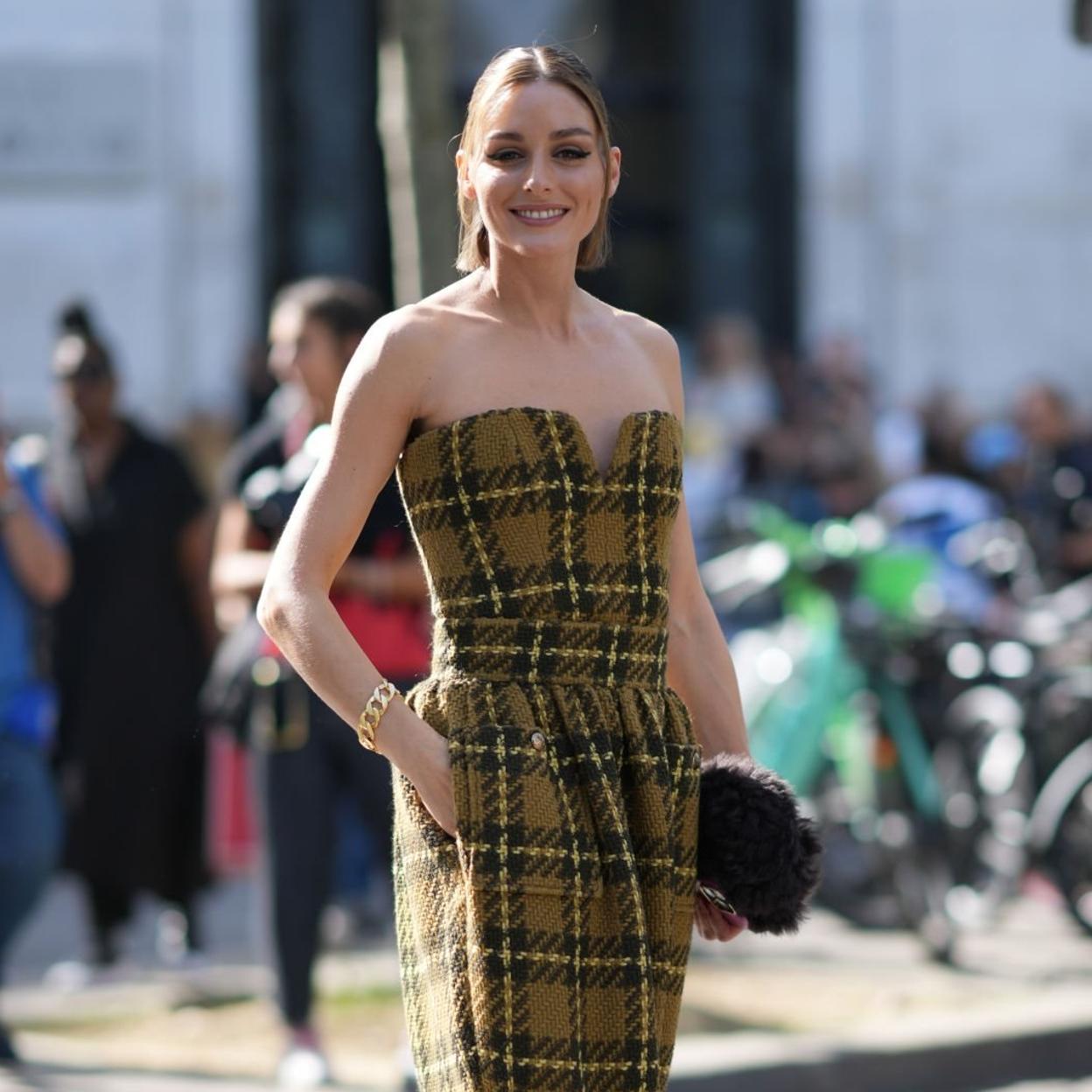 Mujer con camisa de cuadros