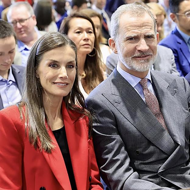 Los reyes Felipe y Letizia, sentados junto al resto de los padres para asistir a la ceremonia de entrega de diplomas en el UWC Atlantic College de Gales. 