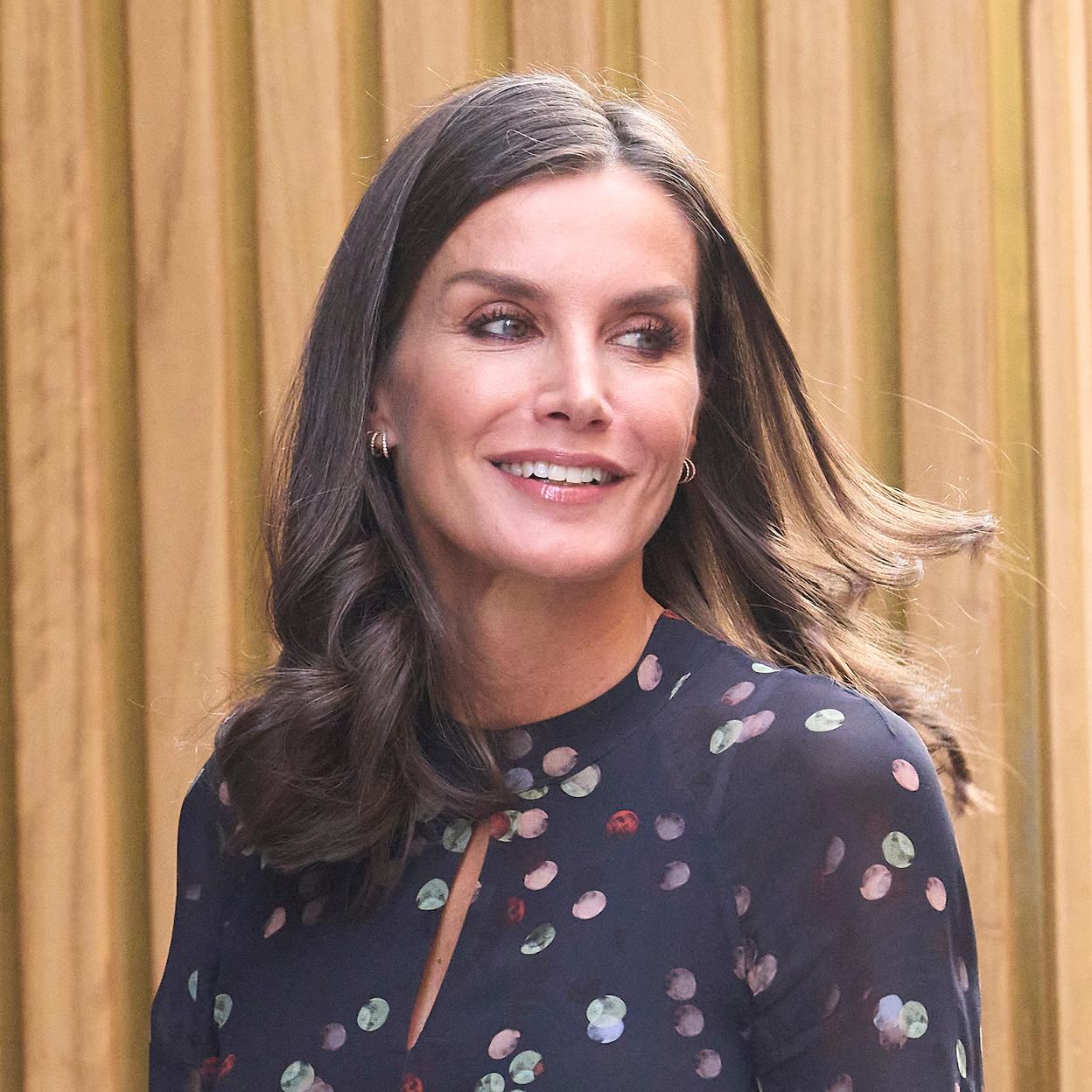 La reina Letizia con una chaqueta de Maje.