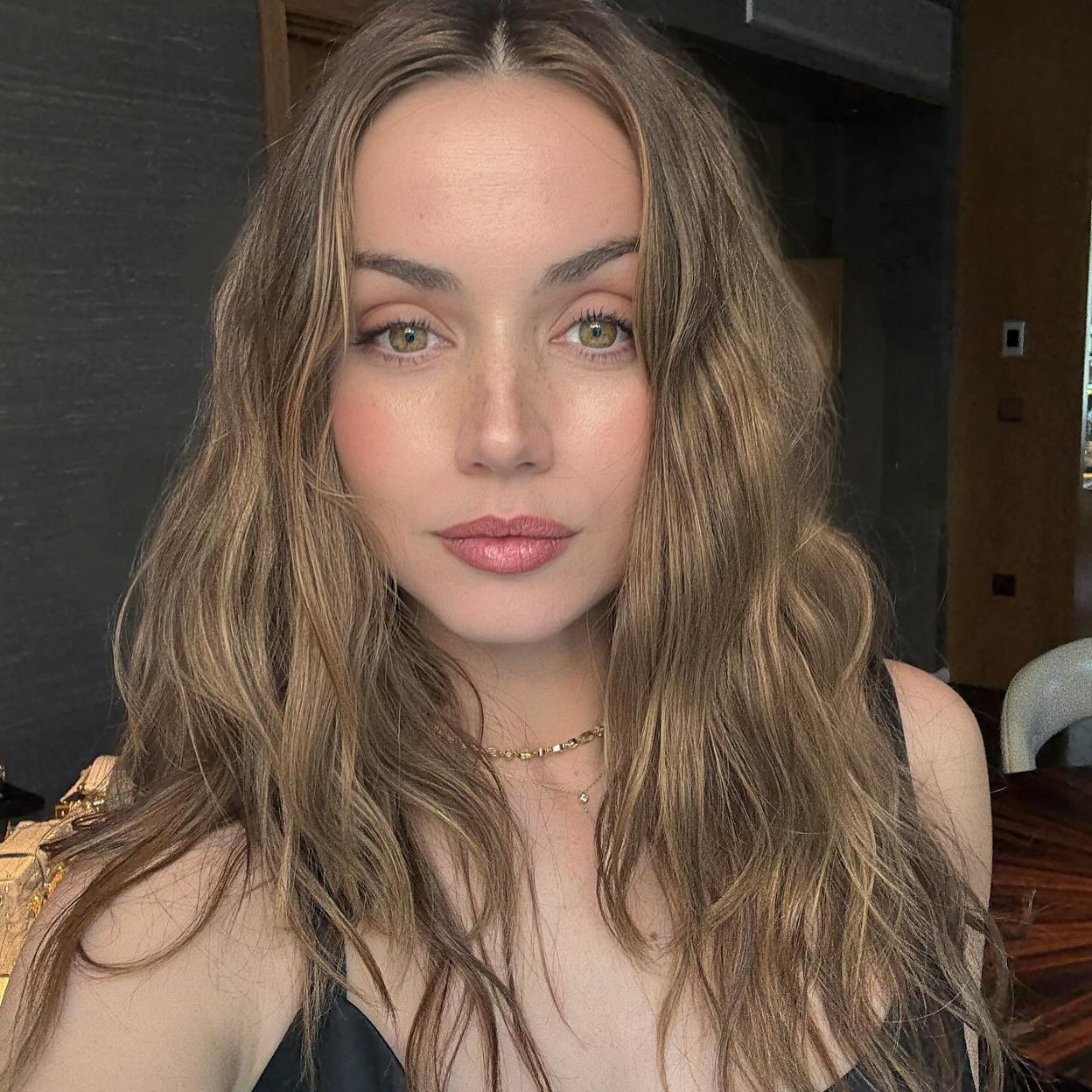 Ana de Armas con la piel bronceada.