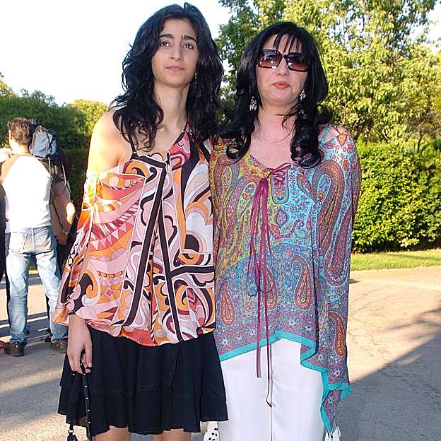 Ana Villa, con su hija, Alba Flores. 